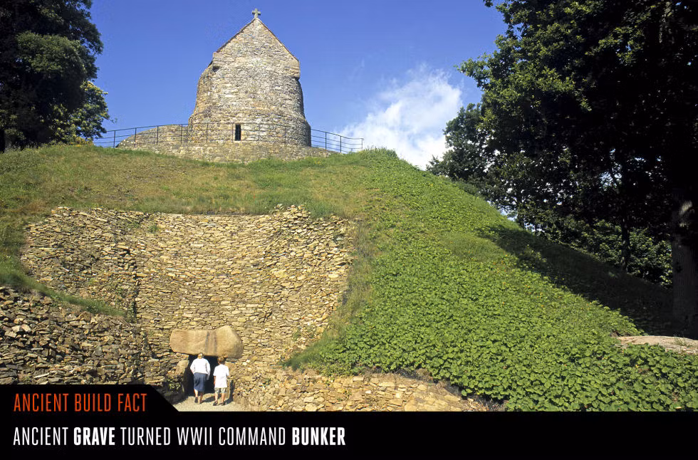  15. La Hougue Bie (Pháp). La Hougue Bie là một ngôi mộ được xây dựng từ năm 3.500 TCN. Trên đỉnh ngôi mộ, một nhà nguyện đã được xây dựng vào thời Trung cổ. Đến Thế chiến II, ngôi mộ đã được sử dụng làm hầm chỉ huy của quân Đức Quốc xã. Ảnh: Popularmechanics.