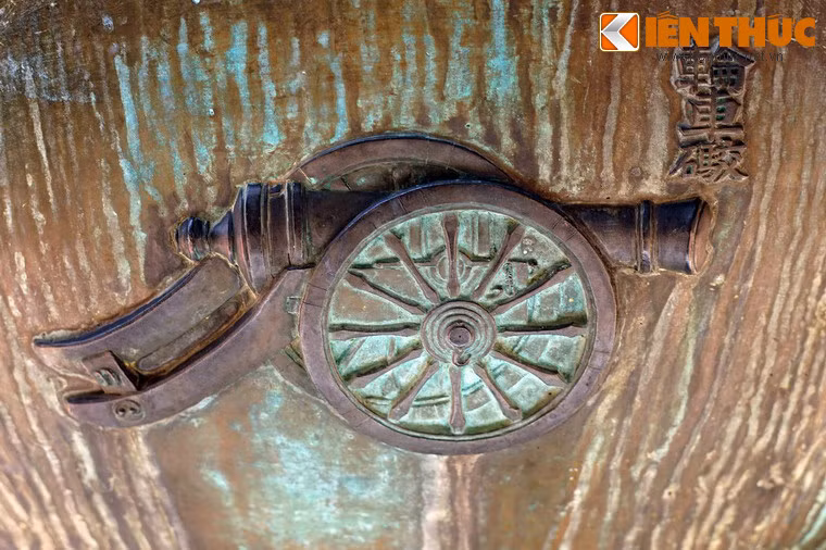 "Luân xa pháo" là súng đại bác đặt trên xe, phiên bản cơ động, thường có kích thước nhỏ của súng đại bác.