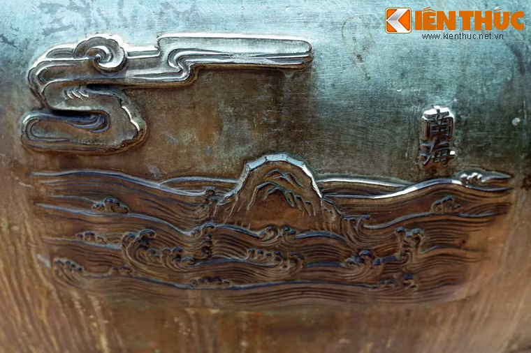 Hàng giữa: Bên trái chữ "Nhân đỉnh" là "Nam Hải", nghĩa là vùng biển phía Nam nước Việt.