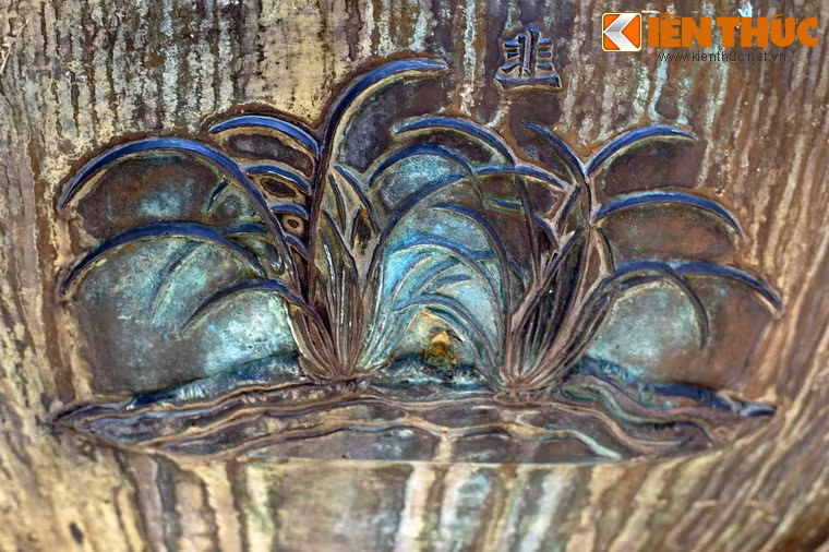 "Cửu" là cây hẹ, một loài cây gia vị gần gũi với hành.