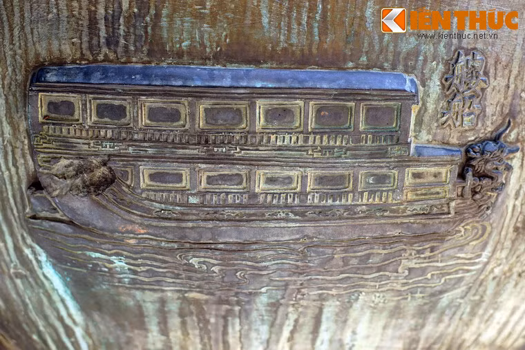 "Lâu thuyền" là thuyền lầu, loại thuyền nhiều tầng thường được dùng cho nhà vua, người hoàng tộc và các quan đại thần, binh sĩ hộ giá đi lại trên sông Hương.