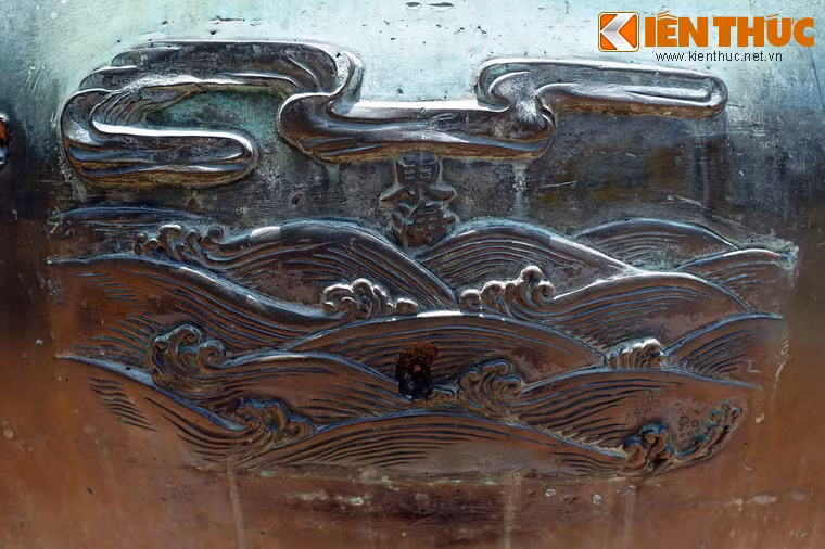 Hàng giữa: Bên trái chữ "Cao đỉnh" là "Đông Hải", nghĩa là Biển Đông, vùng biển gắn với chủ quyền thiêng liêng của Việt Nam.