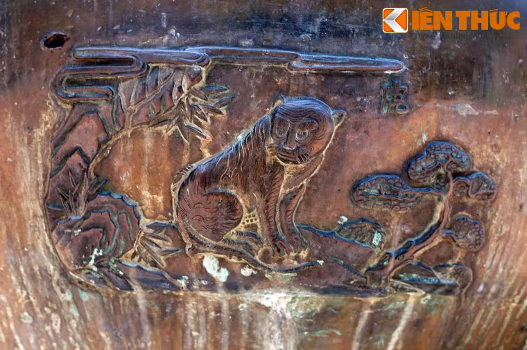 "Hổ": Con hổ, loài vật biểu tượng cho sức mạnh, phân bố trong hầu khắp các khu rừng rậm ở Việt Nam xưa.