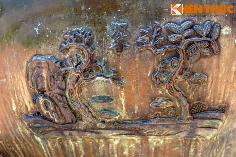 "Trầm hương": Cây trầm hương, một loài cây cho gỗ có mùi thơm rất quý hiếm.