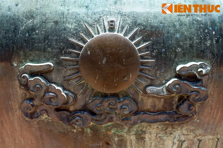 "Nhật" nghĩa là mặt trời.