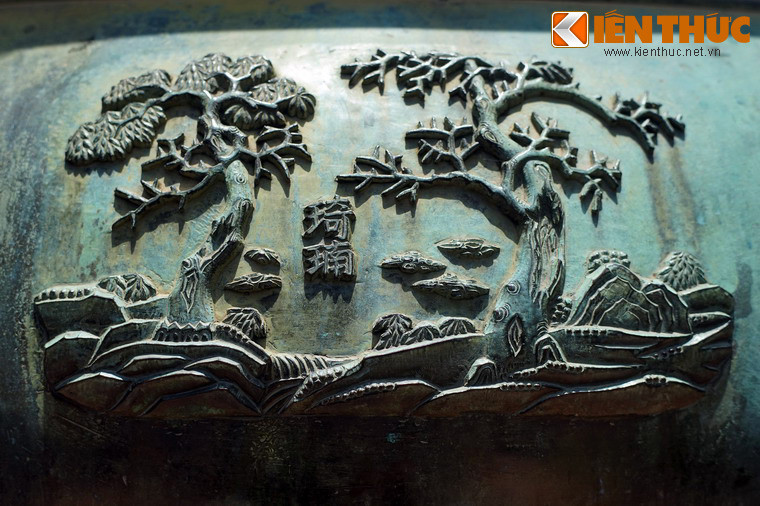 Loài cây gỗ thứ hai xuất hiện trên Nhân đỉnh là "Kỳ nam", tức cây gỗ kỳ nam. Đây là loại cây cho thứ trầm hương phẩm chất cao nhất, được xem là một loại sản vật đứng đầu trong bảng danh sách các loại gỗ quý hiếm của nước Việt.