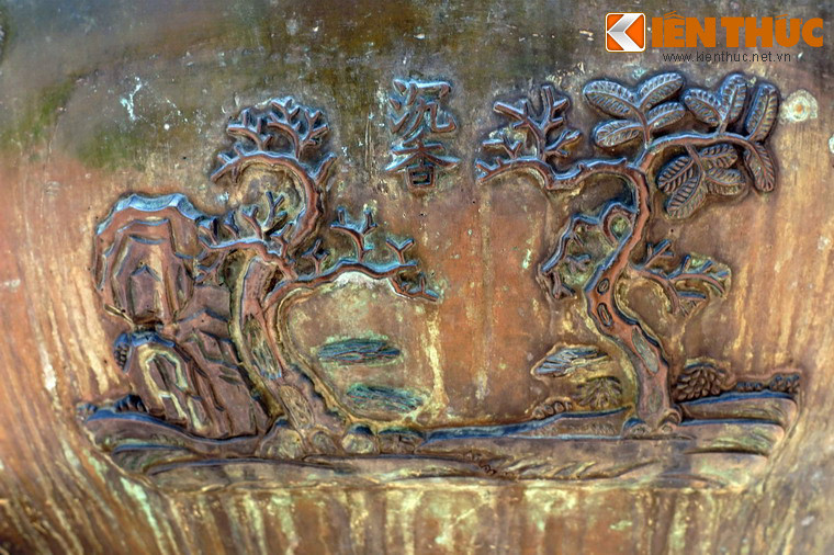 Một loài cây gỗ quý khác xuất hiện trên Cao đỉnh là "Trầm hương", tức cây trầm hương. Gỗ trầm hương có mùi thơm rất quyến rũ, là sản vật nổi tiếng của nước Việt xưa.