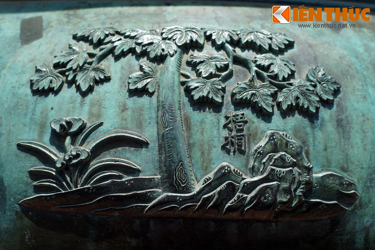 Nhân đỉnh, chiếc đỉnh thứ hai trong Cửu Đỉnh có hình tượng "Ngô đồng", nghĩa là cây ngô đồng, loài cây được trồng khá nhiều ở Huế. Gỗ ngô đồng rất chắc, được ưa thích để làm nhạc cụ. Nhiều nhạc cụ trong truyền thuyết được nói là làm từ những cây ngô đồng quý, như Tiêu Vĩ cầm.