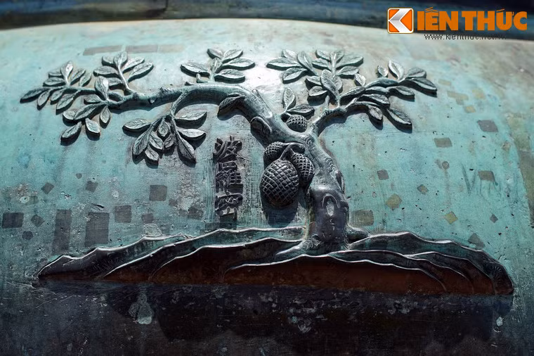 Ngoài ra Cao đỉnh còn có hình tượng "Ba la mật", nghĩa là cây mít. Gỗ mít rất dễ kiếm, lại chống mối mọt và chịu được nước, được sử dụng rộng rãi trong việc tạc tượng Phật nói riêng và tượng thờ nói chung.