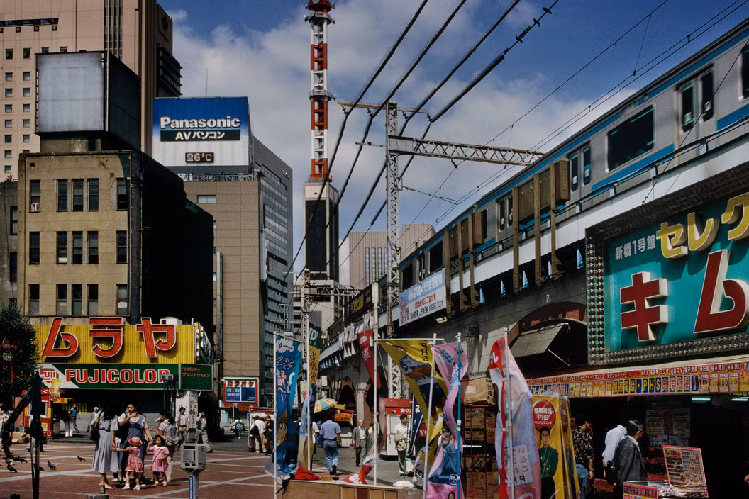 Các cửa hàng ở khu Shinbashi. Ảnh: Harry Gruyaert/ Magnum Photos.