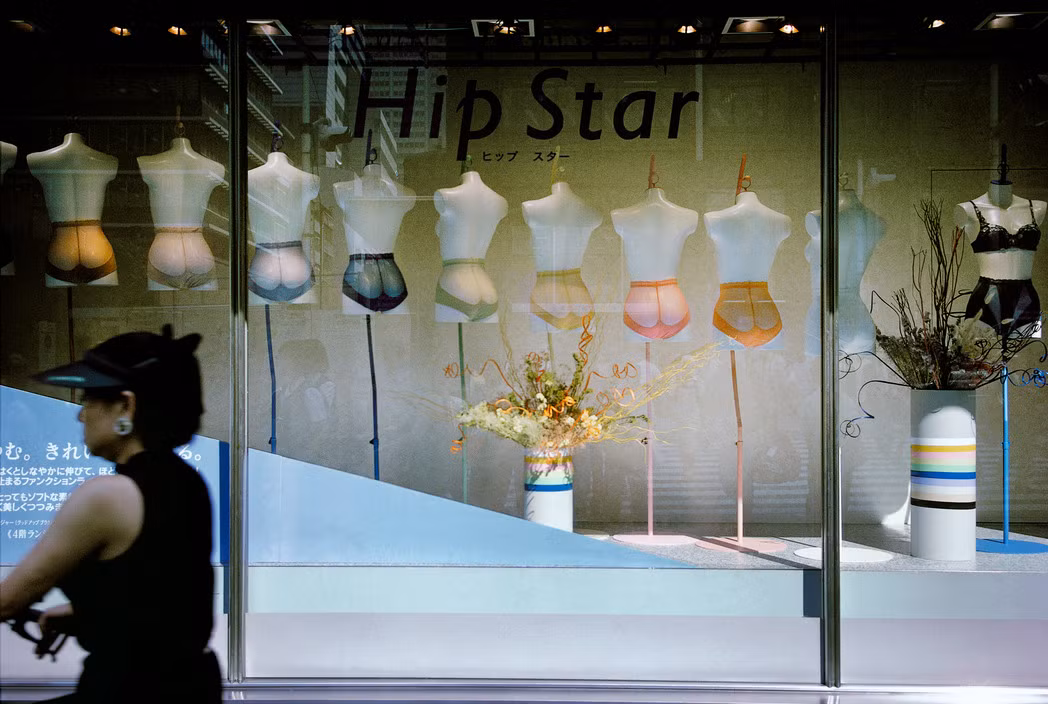 Cửa hàng nội y ở khu mua sắm Ginza. Ảnh: Harry Gruyaert/ Magnum Photos.