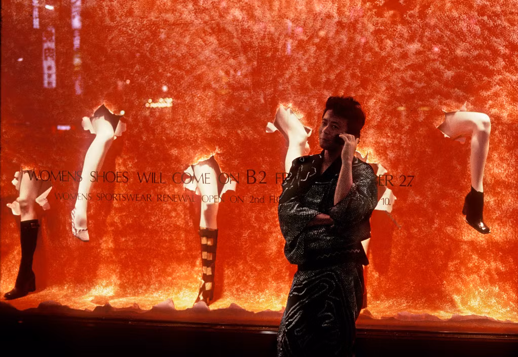 Người đàn ông đứng ngoài cửa hàng giày nữ ở khu Ginza. Ảnh: Harry Gruyaert/ Magnum Photos.