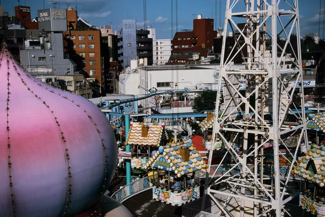 Khu vui chơi giải trí Hanayashiki ở quận Ueno. Ảnh: Harry Gruyaert/ Magnum Photos.