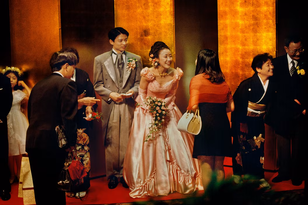 Một đám cưới tổ chức tại khách sạn New Otani. Ảnh: Harry Gruyaert/ Magnum Photos.