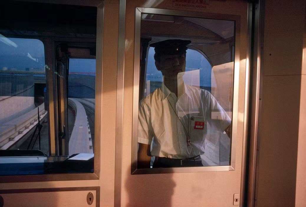 Trên tuyến đường tàu một ray. Ảnh: Harry Gruyaert/ Magnum Photos.