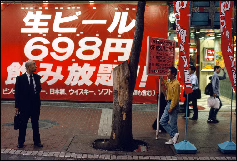 Pa-nô quảng cáo cỡ lớn ở một con phố. Ảnh: Harry Gruyaert/ Magnum Photos.