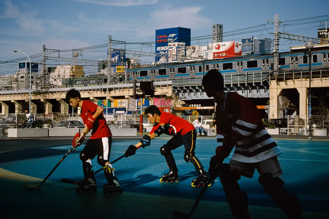 Thanh niên Nhật chơi khúc côn cầu đường phố. Ảnh: Harry Gruyaert/ Magnum Photos.