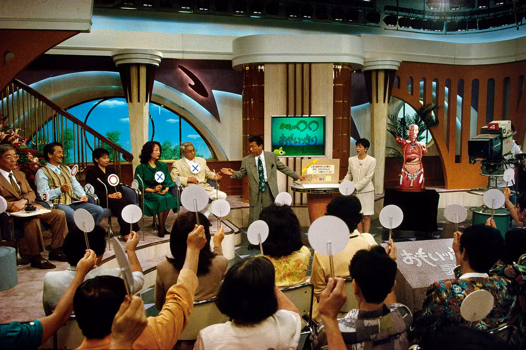 Tại trường quay một chương trình truyền hình của đài NNN. Ảnh: Harry Gruyaert/ Magnum Photos.