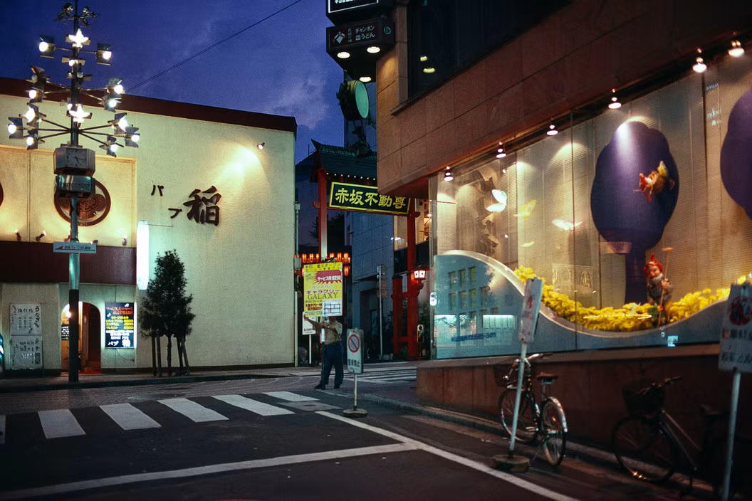 Một góc phố ở quận Akasaka, Tokyo năm 1996. Ảnh: Harry Gruyaert/ Magnum Photos.