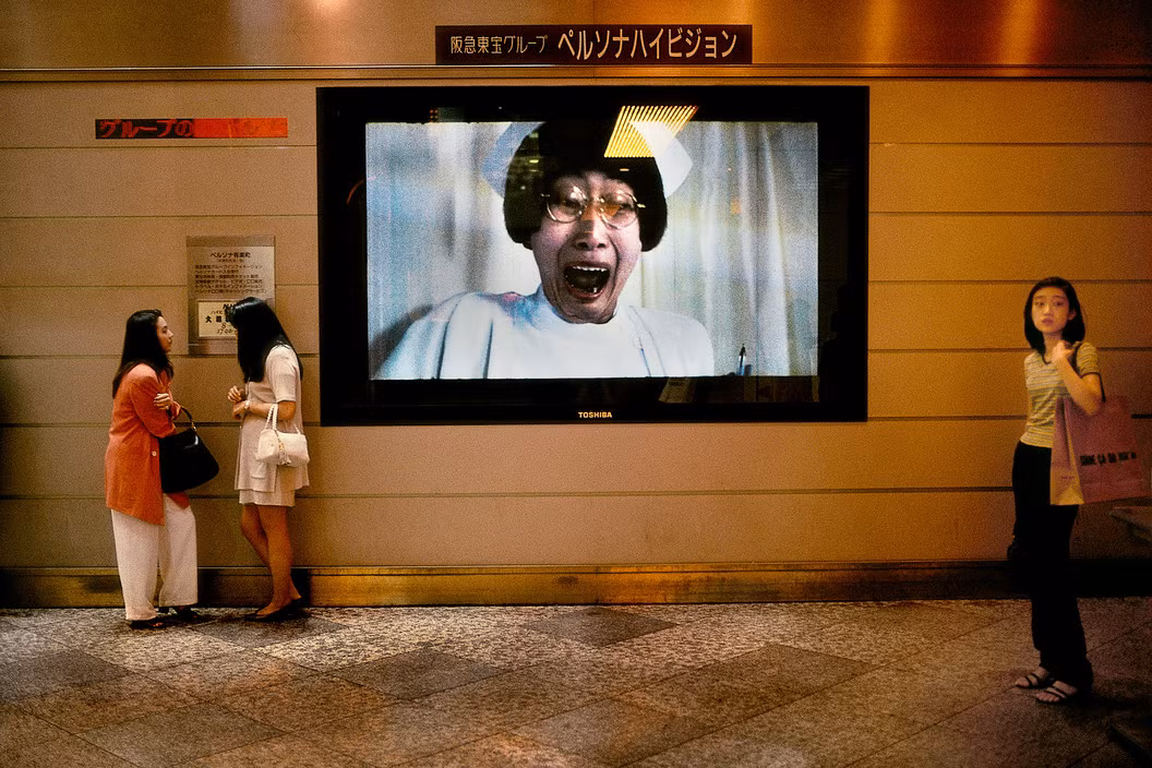 Màn hình cỡ lớn ở khu mua sắm Ginza. Ảnh: Harry Gruyaert/ Magnum Photos.