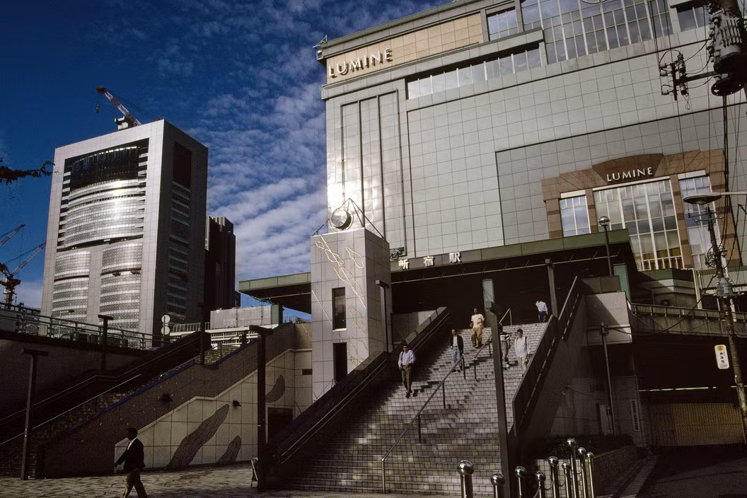 Tòa nhà gần khu Shinjuku. Ảnh: Harry Gruyaert/ Magnum Photos.
