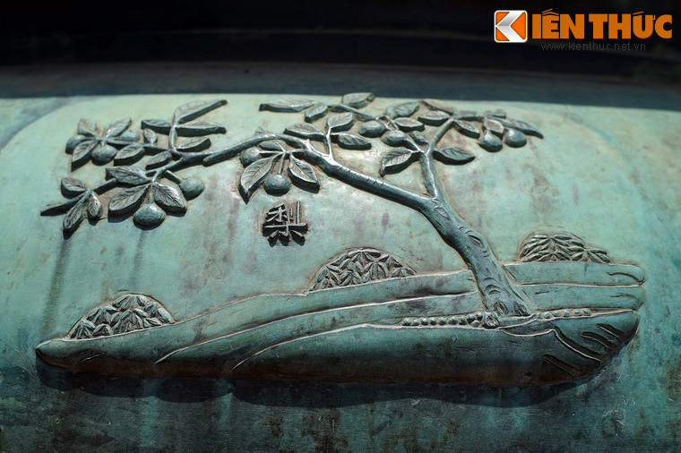 Dụ đỉnh, chiếc đỉnh thứ 8 có hình tượng "Lê" là cây lê, loài cây được trống để lấy quả tại một số vùng xứ lạnh của Việt Nam. Trong quan niệm y học của người xưa, lê là thức ăn quý đứng đầu trăm quả (bách quả chi tông).