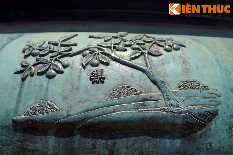 Dụ đỉnh, chiếc đỉnh thứ 8 có hình tượng "Lê" là cây lê, loài cây được trống để lấy quả tại một số vùng xứ lạnh của Việt Nam. Trong quan niệm y học của người xưa, lê là thức ăn quý đứng đầu trăm quả (bách quả chi tông).