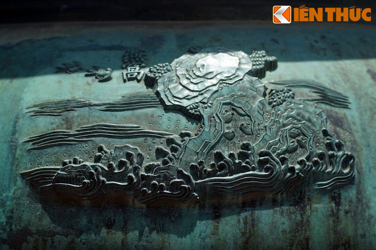 Tuyên đỉnh, chiếc đỉnh thứ 7 có hình tượng "Yến oa" tức tổ yến, một sản vật tiến vua quý giá thường được khai thác ở các vách đá cheo leo bên bờ biển. Được gán cho nhiều công dụng thần kỳ, tổ yến là thứ đặc sản có giá trị cao bậc nhất trên thị trường ngày nay.