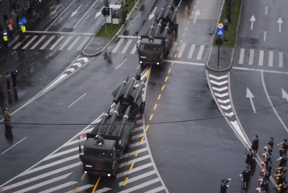 Bệ phóng tên lửa phòng không HAWK đặt trên xe vận tải bánh lốp.