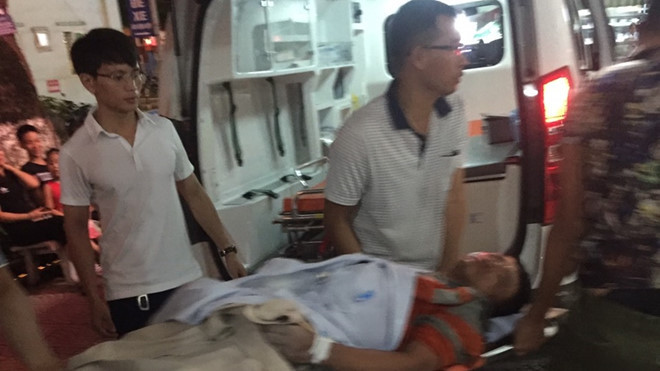 Một trong những nạn nhân bị thương được đưa đi cấp cứu.