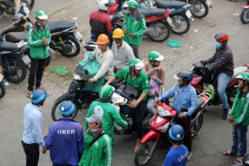 Xe om phai co the hanh nghe: Di nguoc xu the, de them giay phep con “hanh dan”