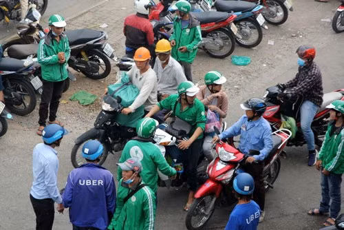 Xe om phai co the hanh nghe: Di nguoc xu the, de them giay phep con “hanh dan”