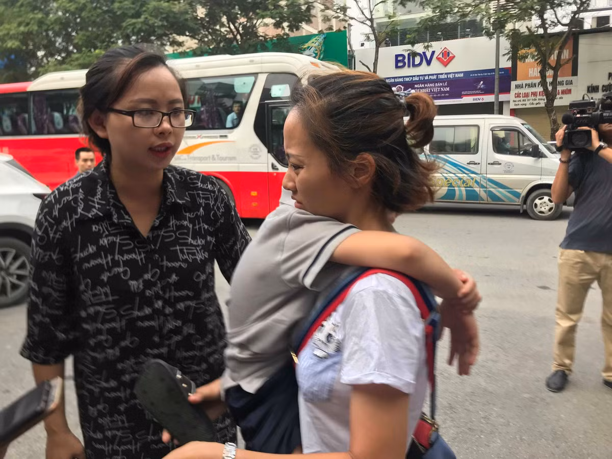 Hoc sinh bi bo quen tren xe truong Gateway tu vong: Dong tram trieu van cho con nghi hoc-Hinh-2