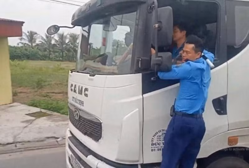 Kinh hai Thanh tra Giao thong du bam cua o to suot 3km