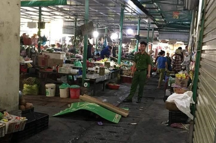 Quang Ninh: Dam chet nguoi phu nu dang di cho roi dung dao tu sat