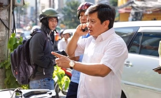 Trong quá trình công tác, ông Đoàn Ngọc Hải cũng từng dính lùm xùm khi một PV truy vấn ông về việc ông dùng chiếc điện thoại Vertu và đeo chiếc đồng hồ hạng sang.