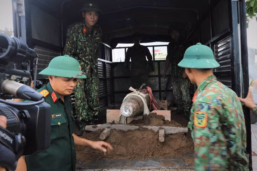 Lớp đất cát được chèn ở dưới để chống rung lắc trong quá trình di chuyển.