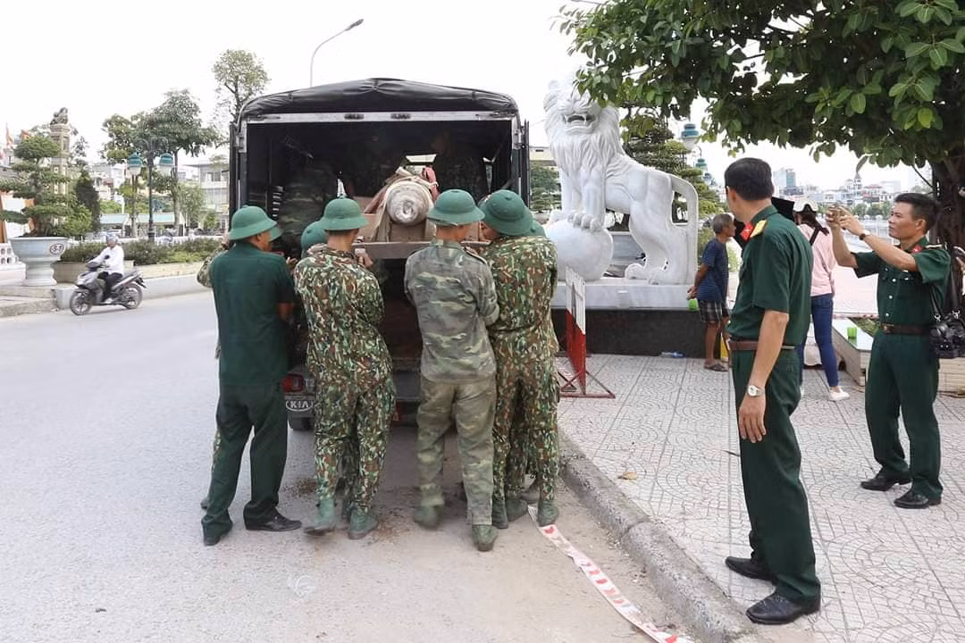 Sau đó đặt lên ô tô tải đợi sẵn.