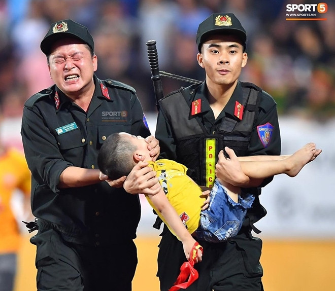 CSCD chiu dau ngan be can luoi: Dan mang khong cu “nong” fake news, giat gan...