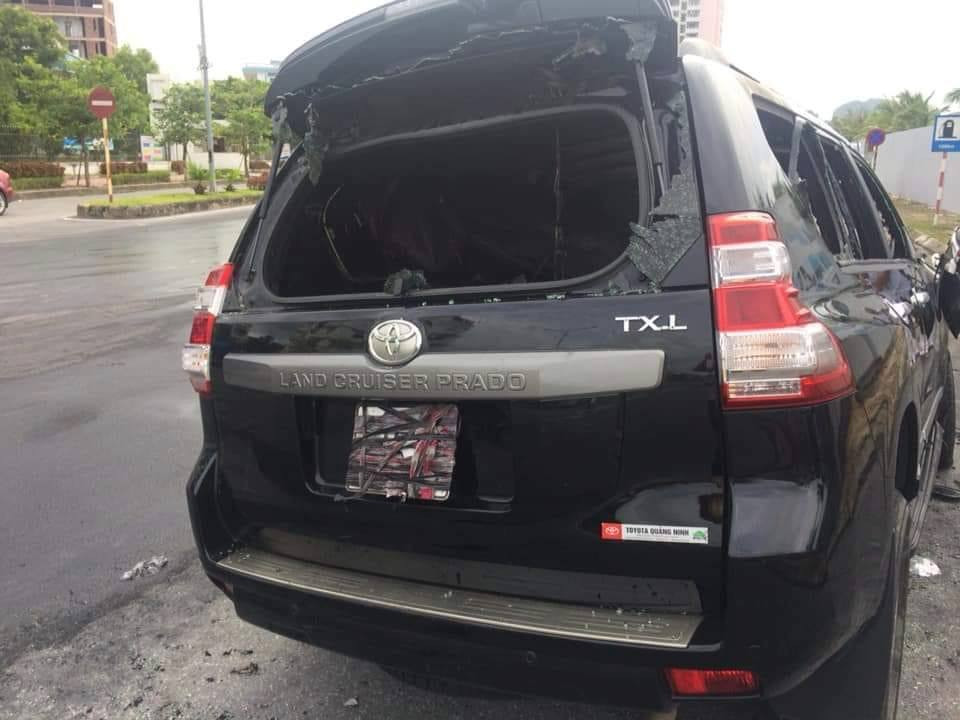 Chiếc Toyota Prado trị giá tiền tỷ đã bị hư hỏng nặng.