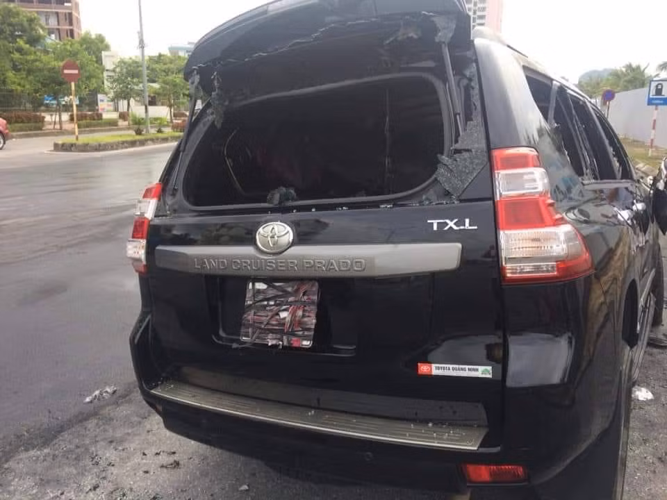 Chiếc Toyota Prado trị giá tiền tỷ đã bị hư hỏng nặng.
