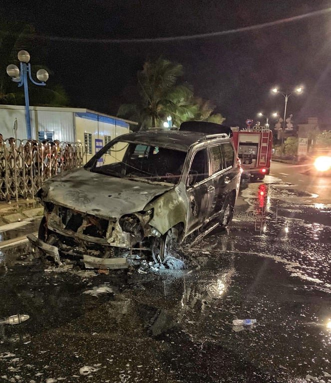 Sau khi nhận được tin báo, Công an thành phố đã huy động lực lượng PCCC với 1 xe chữa cháy và 1 kíp gồm 7 cán bộ, chiến sĩ tham gia ứng cứu. Sau một thời gian ngắn, ngọn lửa bốc cháy trên xe đã được khống chế và dập tắt.