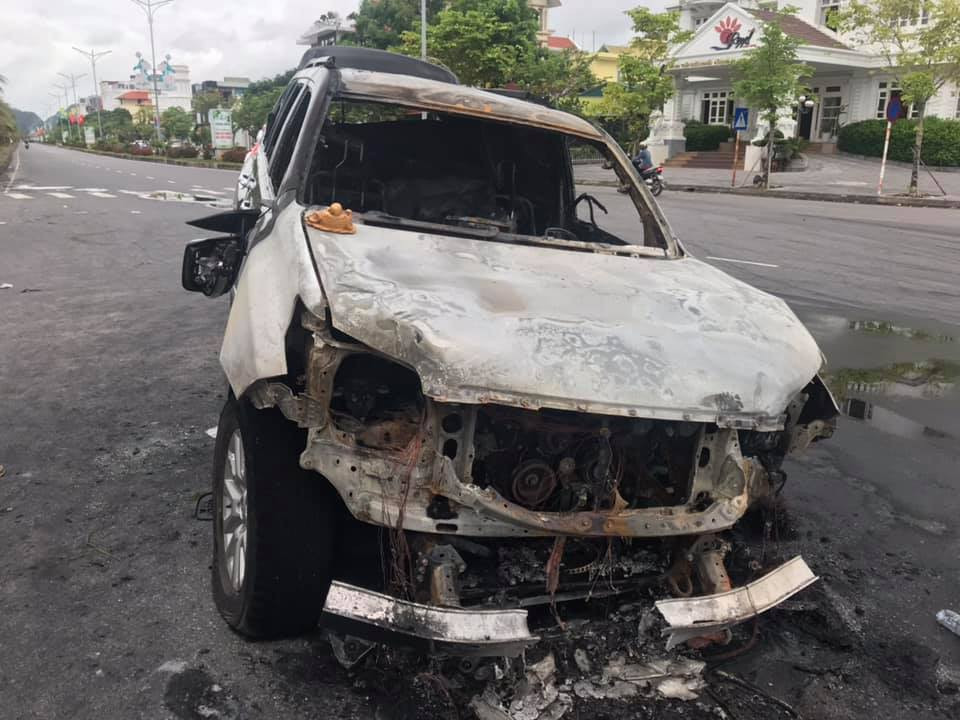 Chiếc xe hư hỏng phần đầu xe do bị cháy.