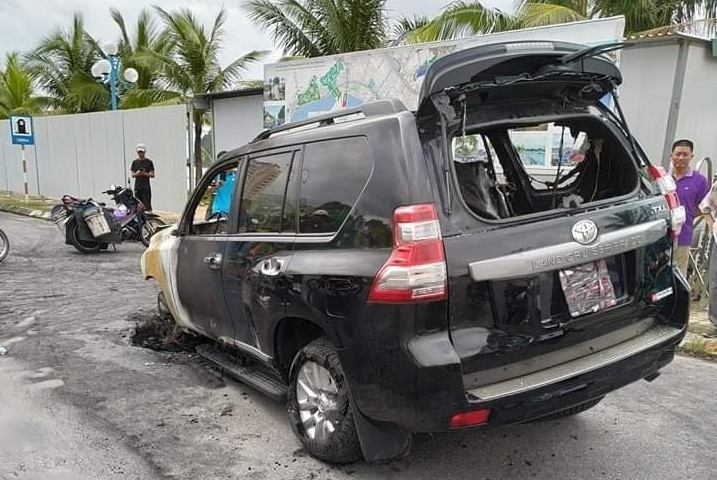 Sáng 18/8, chiếc xe vẫn đỗ tại nơi xảy ra vụ việc.