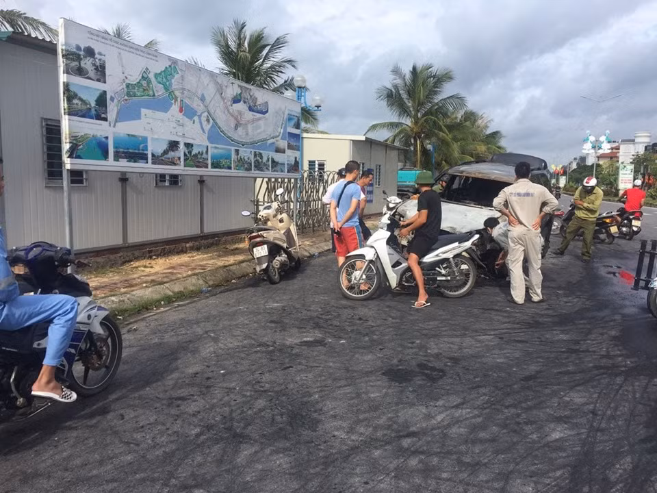 Nhiều người dân tiếc nuối vì chiếc xe quá đắt giá bị hư hỏng.