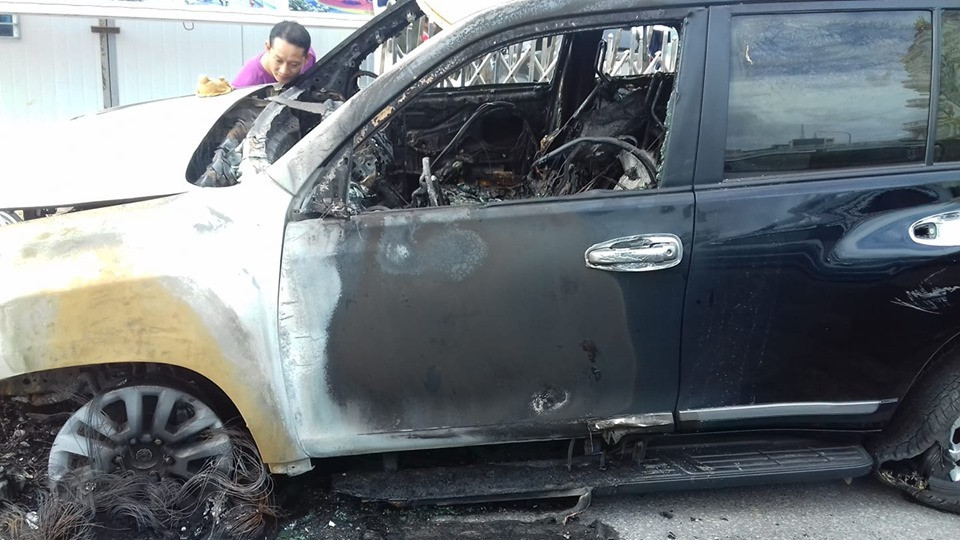 Một lãnh đạo Công an TP. Hạ Long cho biết: “Chủ nhân của chiếc xe tên là Cường. Người này đi uống rượu và say nên đã đâm vào dải phân cách. Khi xe bốc cháy thì Cường đã nhảy được ra ngoài. Theo báo cáo ban đầu của chủ xe thì vụ cháy gây thiệt hại 2 tỷ đồng”.