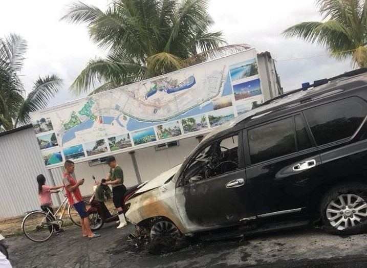 Người dân hiếu kỳ theo dõi tại hiện trường vụ cháy.