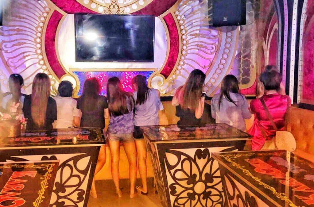 Nhan vien karaoke phai deo bien ten: Co “tru” duoc massage kich duc?