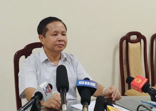 Tại kỳ họp, UBKT Tỉnh ủy Hòa Bình cũng quyết định thi hành kỷ luật đảng đối với ông Bùi Trọng Đắc - Giám đốc Sở Giáo dục và Đào tạo, Phó Trưởng Ban Thường trực Ban Chỉ đạo thi; Chủ tịch Hội đồng thi THPTQG năm 2017- 2018 tỉnh Hòa Bình bằng hình thức cảnh cáo.