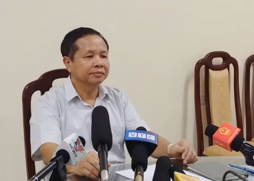 Tại kỳ họp, UBKT Tỉnh ủy Hòa Bình cũng quyết định thi hành kỷ luật đảng đối với ông Bùi Trọng Đắc - Giám đốc Sở Giáo dục và Đào tạo, Phó Trưởng Ban Thường trực Ban Chỉ đạo thi; Chủ tịch Hội đồng thi THPTQG năm 2017- 2018 tỉnh Hòa Bình bằng hình thức cảnh cáo.